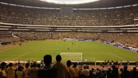 内维尔爆猛料：曼联逆袭争冠，欧冠席位争夺战火，四五月前谁敢想？